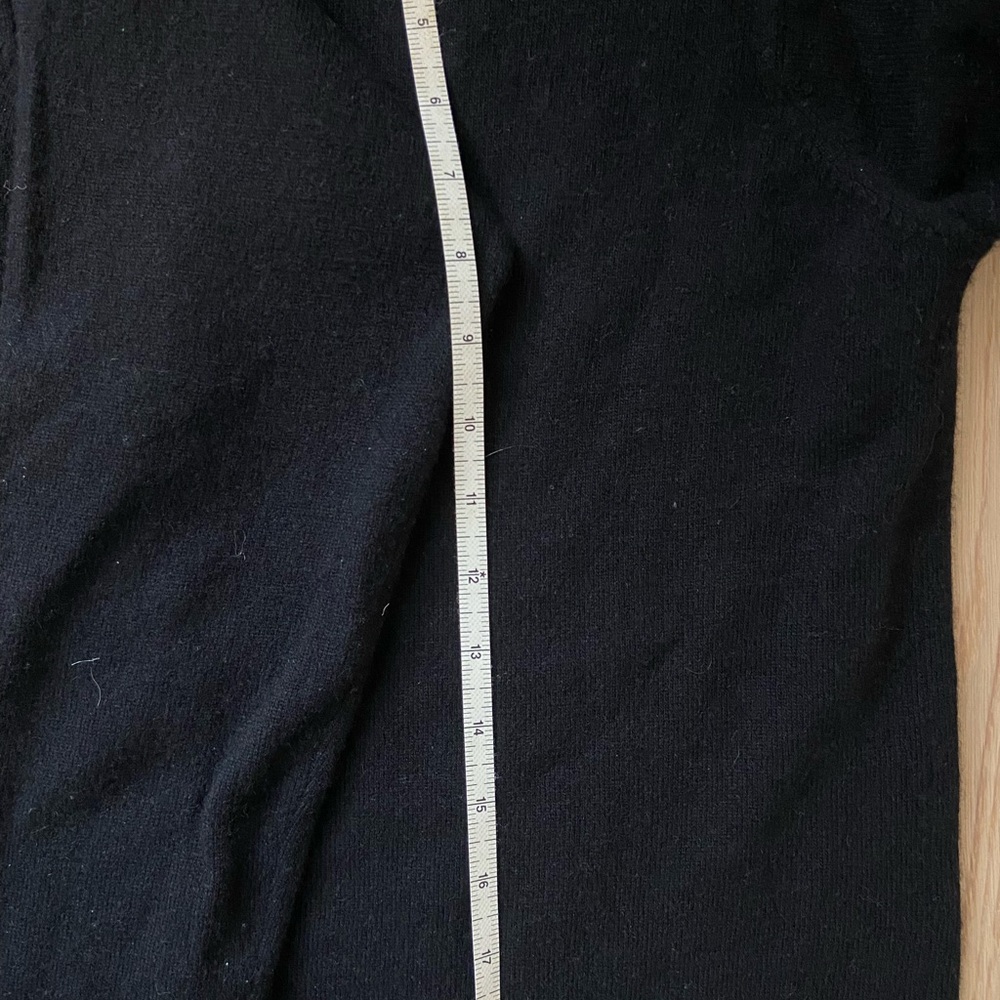 Bloomingdale's Black V-Neck Cashmere Cropped Sweater - Picture 3 of 4